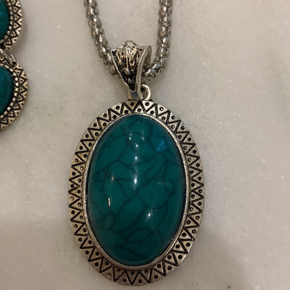 Green stone necklace and bracelet. - Picture 2 of 5